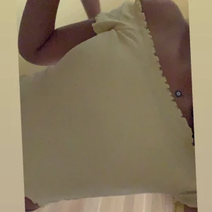 Of kjolder top från Ginatrickot strl S  - En top som är från Ginatrickot, strl S och gul 💛 knappt använt 💛säljer för 60kr 💛