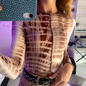 Topp från shein - Säljer denna långärmade tunna toppen från Shein då den inte är min stil längre. Använd ca 5 gånger, fortfarande bra kvalitet. Inte genomskinlig alls. Sitter perfekt på mig som är xs men passar nog upp till M då den är väldigt stretchig. Köpt för 50kr, köparen står för frakten, dm för fler bilder 💘