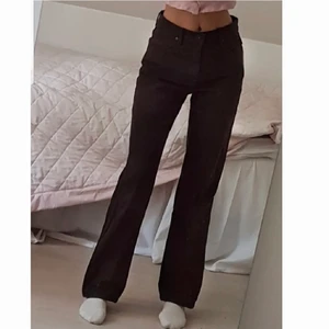 Bruna trendiga jeans - [LÅNADE BILDER] Ett par snygga bruna jeans som jag köpt här på plick! De var för korta för mig som är 174cm lång! Ursnygga, endast provade, nytvättade. Budgivning! Priset börjar på 80kr! 💓🥰