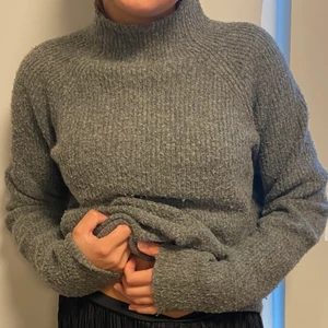 Grå stickad tröja!  - Jättemysig grå stickad tröja! Perfekt nu när de börjar bli lita kallare! 