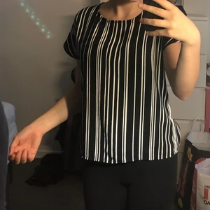 T-shirt - Köpt på Lindex. Använd få gånger. Storlek 146/152. Säljer för 60 kr