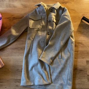 NLY / Veromoda kappa - Superfin kappa köpt från Nelly / Veromoda 💓 Aldrig använd, skick 10/10! Storlek S 🍂 Nypris 599kr