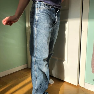 Jeans - Trendiga baggy jeans i bra skick!! Pris kan diskuteras.