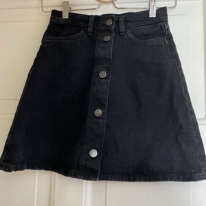 Svart jenaskjol från MONKI  - Svart kjol från monki. Använd 2 gånger.