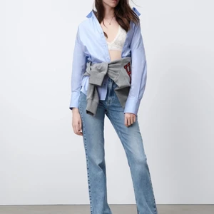 Zara jeans  - Köpta i typ maj, men tyvärr för stora. Skulle skicka tillbaka, vilket jag glömde bort och returtiden hann gå ut😔 Supersnygga i en ljusare jeansfärg med slits. Jag är normalt en 32/34 så inte konstigt att dessa blev stora. Alla lappar sitter kvar och de köptes för 359kr💓💓Frakt tillkommer om köparen inte kan mötas upp i Västerås🥰 Jag ansvarar inte för om det blir något strul med posten. Kan skickas med eller utan spårbar frakt☺️