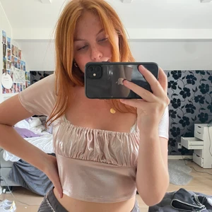 Asos topp storlek 38 - En väldigt gullig och fin topp från Asos. Toppen är lite glittrig vilket är super fint! Säljer pågrund av att jag har flera, därav är den aldrig använd :) 