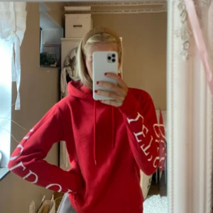 Röd hoodie - Röd hoodie! 