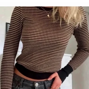 Zara tröja - Lägger upp igen pågrund av oseriösa köpare🙂 säljer då min väldigt eftertraktade tröja ifrån zara, använd ett par gånger men den är precis som ny! 