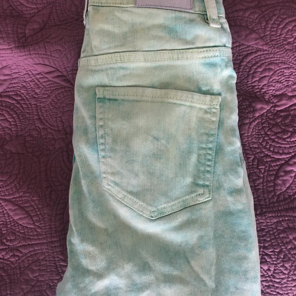  Ett par unika och skitcoola jeans från Monki. Jag är 169 lång och som ni ser på sista bilden är de lite för korta för mig. Det beror ju dock på hur man vill att de ska sitta. Fler bilder kan skickas :). Jeans & Byxor.