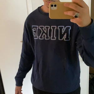 Nike sweatshirt - Säljer min nike sweatshirt som jag köpte på sellpy. Storlek L men känns mer som en oversized M. Jag är 180. Buda med minst 10 kr. Bud ligger på :