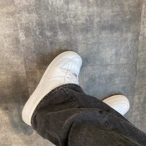 Nike airforce 1 - Säljer ett par Nike airforce 1 som är använda 2 ggr. Ord pris 1149