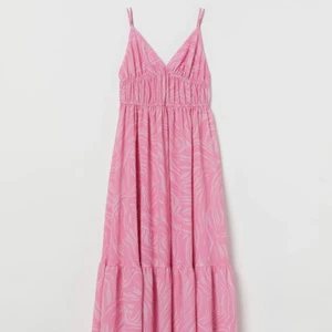 Rosa långklänning från hm  - Slutsåld rosa långklänning från hm. Endast använd en gång, i princip nyskick. Passar storlek 36-40 pga stretch och reglerbara band. Möts upp eller fraktar. 