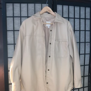 Jacka från H&M i storlek M - Helt oanvänd (fake) skinnjacka från H&M, jättefint skick för 150kr. Möta gärna upp i malmö men kan även skicka då köparen står för frakt