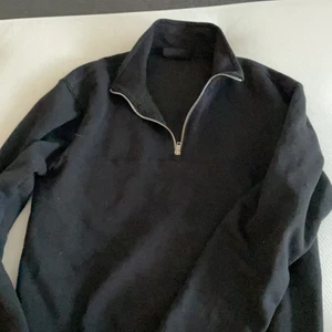 Half zip sweatshirt - Svart tjocktröja med krage. Använd en gång och säljer för det inte är min stil längre. Är köpt på manavdelningen på hm för runt 249. Sitter som en s på en tjej