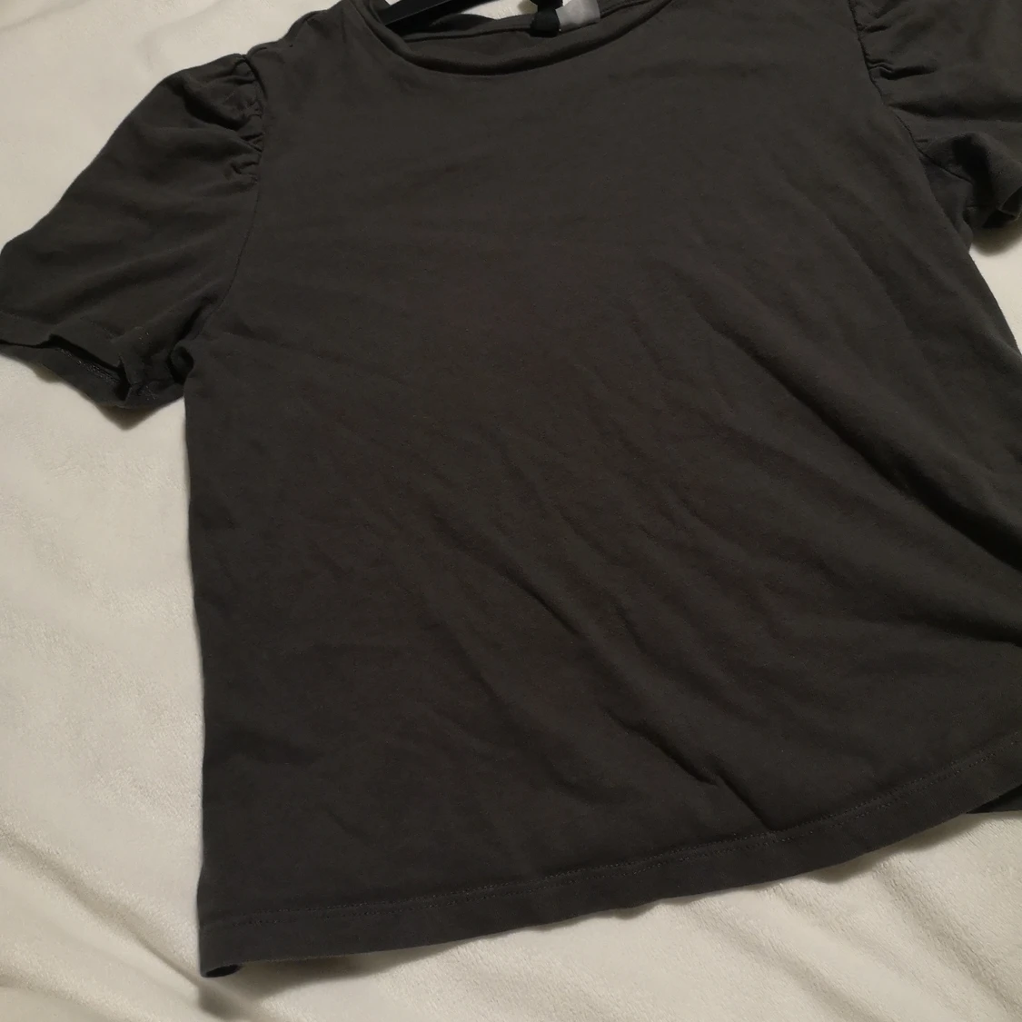 Grå t-shirt med puffärm  - 90