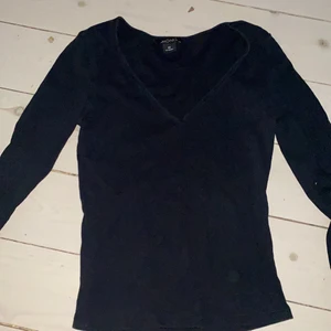 Monki svart topp - Nyskick!!! Super skön topp från Monki, sitter ganska tajt, passar de som har XS/S ❤️ Skriv för fler bilder