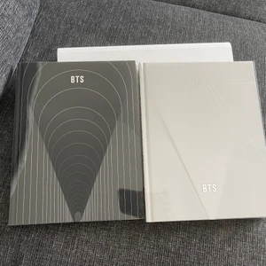 BTS - MAP OF THE SOUL ON:E PHOTOBOOK SET - Köpt från Weverse, helt i nyskick bara uttaget ur paketet. Allt med förutom photocards! Kostar 1195 på Bengans och 864 på Weverse. - Av mig, 422 kr med inkluderad spårbar frakt. Hör av dig om du är intresserad att köpa eller har frågor! ☺️