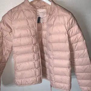 Jättefin rosa märkes jacka i bra skick, använd en gång💘Nypris: 1020
