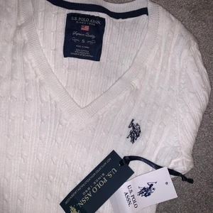Polotröja - Vit kabelstickad polotröja, U.S Polo Association. Köpt i USA. Stretchig. Oanvänd med lapparna kvar. Pris kan diskuteras vid intresse 💓