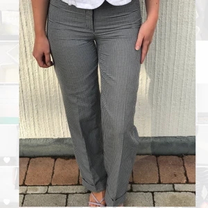 Rutiga kostymbyxor  - Superfina rutiga kostymbyxor!! Sitter sjukt snyggt men de har tyvärr blivit för små för mig… mycket bra skick!