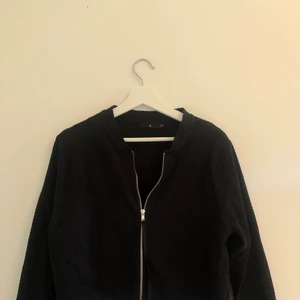 Kofta/bomberjacka  - Mysig kofta från Åhléns. Säljer då den är för liten för mig i axlarna🌺. Den är i storlek L, men är liten i modellen och passar/är lite liten på mig som är S/M✨ Knappt använd och bra kvalite!🌟 Buda/pruta/ställ frågor i kommentarerna💖