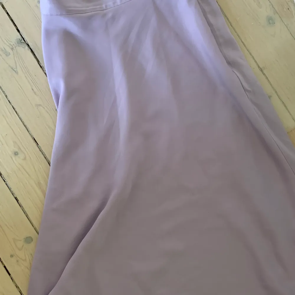 Knappt använd pastellila kjol från H&M i storlek 36.. Kjolar.
