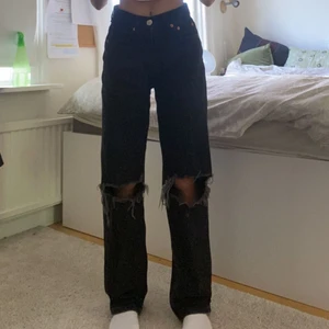 90s high waist jeans - INTRESSEKOLL‼️ Ett par svarta jeans från Gina Tricot i modellen 90s high waist. Jag köpte dom i början av juni och dom har inga fläckar. Skulle tro att dom skulle sitta bra på någon som är 154-160 cm då jag är ung 155 cm lång.              Det är bara att skriva för fler bilder eller om du har några frågor💕