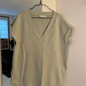 Pastell grön väst  - Zara pastell grön väst i storlek S (passar s - l )