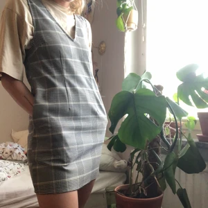 Rutig Weekday klänning  - en rutig klänning från Weekday som är v-ringad både fram och bak. fungerar fint både med och utan plagg under och lika snygg med strumpbyxor/bara ben som med byxor! storlek XS men sitter inte tajt på mig som har S/M 