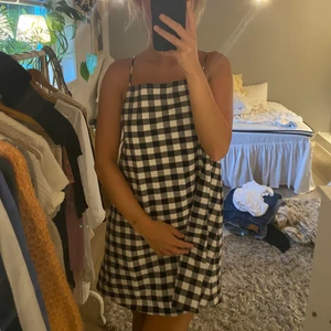 Klänning från zara  - Rutig klänning från zara, aldrig använd❤️ öppen i ryggen 