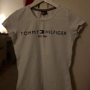 Tommy hilfiger t-shirt, passar bra, är i bra skick