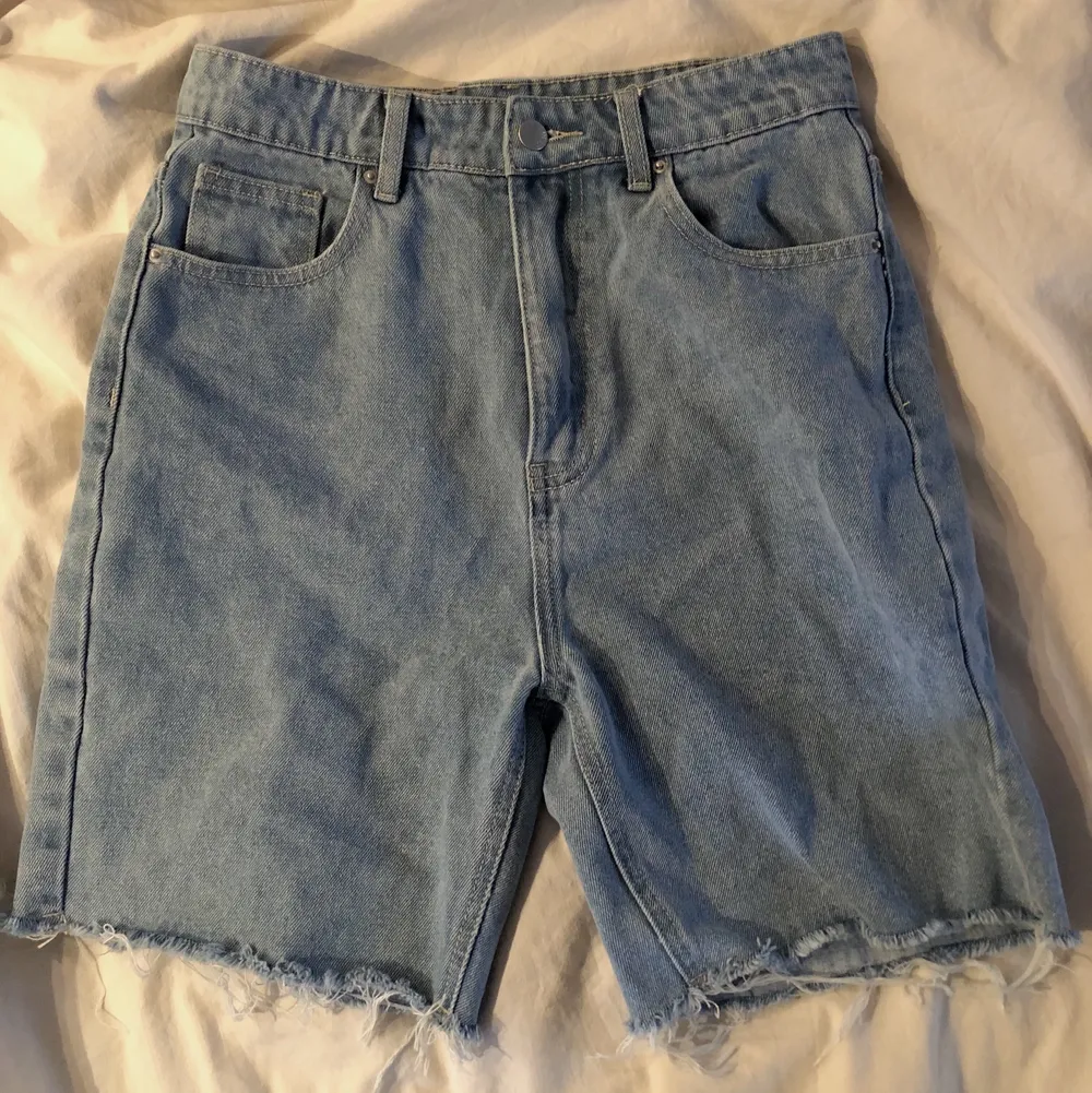 Assnygga jeansshorts!!! Alddig använda pga att de inte passar mig. Strl 40 men de är små i storlek och passar därför 36/38 🌟. Shorts.
