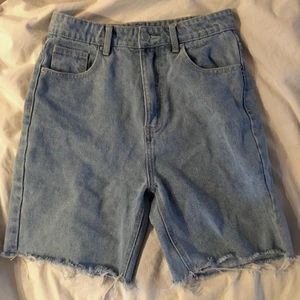 Långa jeansshorts  - Assnygga jeansshorts!!! Alddig använda pga att de inte passar mig. Strl 40 men de är små i storlek och passar därför 36/38 🌟