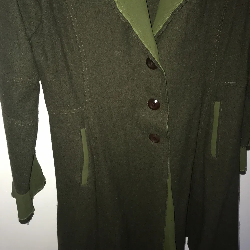 Figursydd militärgrön kappa från Neesh by D.A.R. Säljer den tyvärr då den används för sällan .... Jackor.