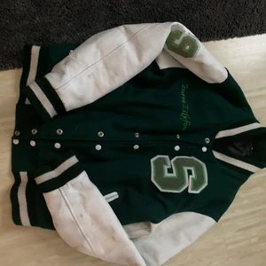 Grön varsity jacka - Grön varsity jacka som jag köpte på plick men ångrade mig mer köpet så sälker om på nytt!💚
