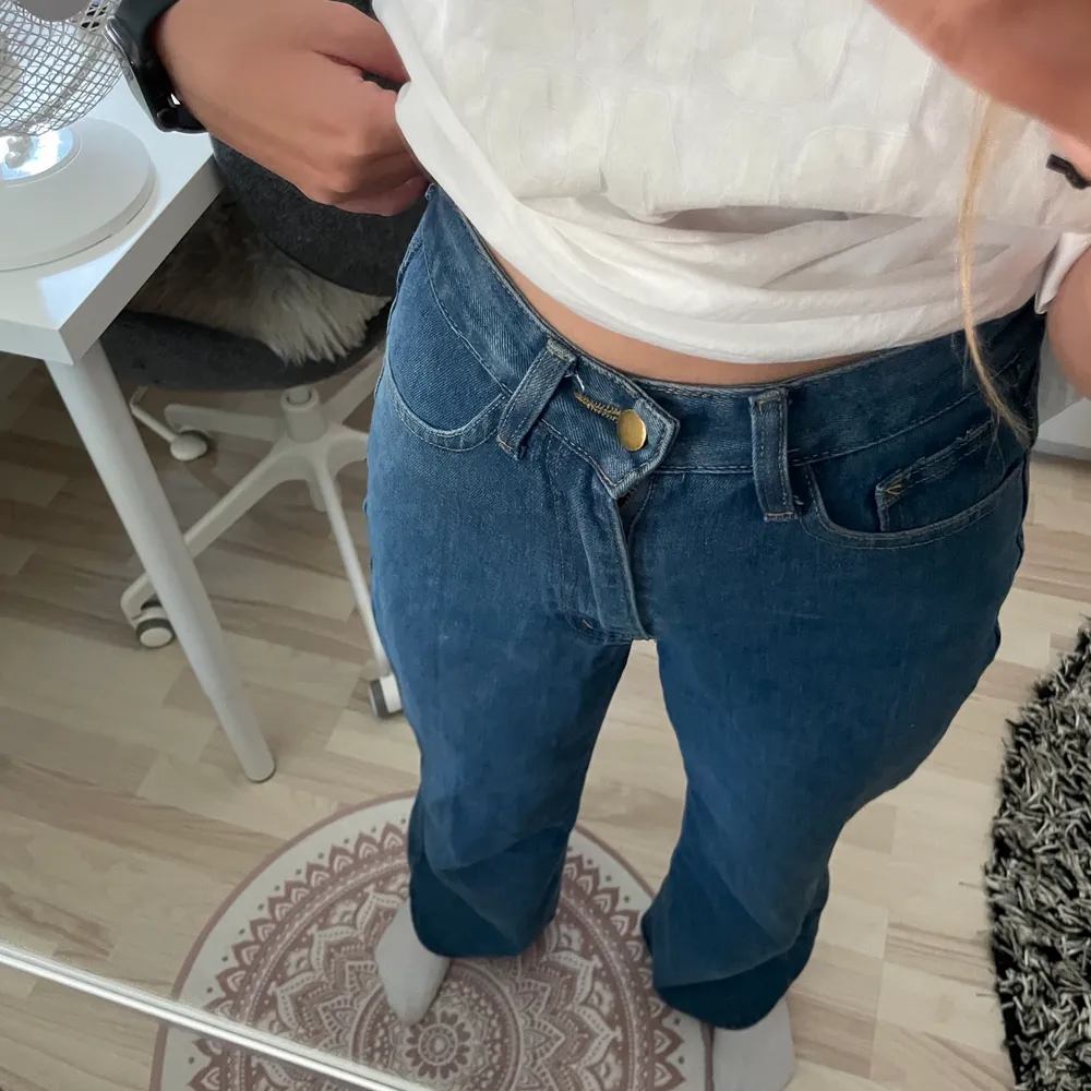 Shein jeans i modell wide leg. Materialet är i bra skick. Byxorna är använda kanske 5 gånger +/- lite. Köparen står för frakten - 66kr eller 99kr beroende på paket💙 . Jeans & Byxor.