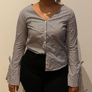 Randig blus  - En randig blus med slits vid ärmen. Storlek stämmer överens. 