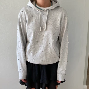 giambattista valli-hm hoddie - En super snygg grå hoddie med stenar på från ett sammarbete mellan giambattista valli och hm. Den kommer tyvärr inte till användning så säljer den. Köpt för ca 1100 men säljer för 300. Storleken är s men passar en m. Nyskick!!