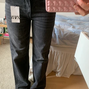 Lågmidjade jeans från zara - Lågmidjade jeans från zara! Passar inte mig, helt oanvända men köpa här på Plick för 300kr 