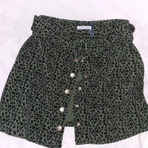 Kjol  - Söt kjol från Zara, använd 1 gång - som ny! Så snygg men för liten för mig tyvärr, storlek S! I mjukare tyg, knappar samt skärp med spänne☘