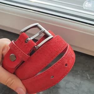Bälte röd - Säljer ett rött bälte som är ca 1m lång.
