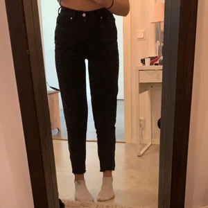 Svarta mom jeans - Köpte dom på hm och använder några gången men dom är i jätte fint skick. Har sprättat upp dom längst ner så dom skulle bli lite längre och passa mig som är 166 cm lång. Dom är lite svart/gråa. Tycker dom är jätte fina och formar kroppen så bra men kommer inte till användning. Passar folk som bär xs-s❤️