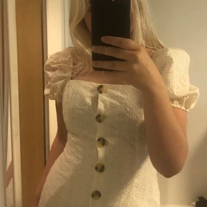 Somrig benvit klänning 💕💖😋 - Klänning från nakd i strl 38 , passar mig bra som brukar ha s/m och är 165! Köpt för ett år sen men endast använd 2ggr , säljer för 200 + frakt 💕💕💕 skriv privat om intresserad