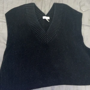 Svart stickad väst (oversized) - Jätte fin väst som är i bra skick!, säljer pga har ej mycket användning av den 😌🤍 den är ganska oversized!