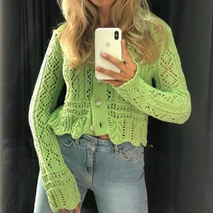 Super fin kofta💚 - Säljer min super fina slutsålda kofta från Zara! Lånade bilder förutom den sista som är min egen, använd fåtal gånger säljer då den inte kommer till användning💖