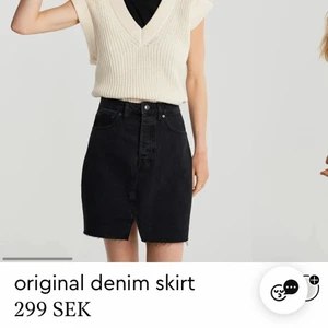 Kjol, GinaTricot, Xxs/ 32 - Säljer denna fina kjol från GinaTricot i 32/Xxs men passar även folk som har 34/Xs. Bara användigt en gång på en skolavslutning så den är som ny💕 Köparen står för frakten✨