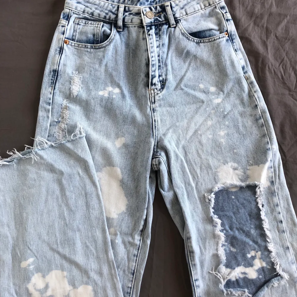 Wide leg jeans, tajta i midjan och rumpan:) otrolig passform med bleachade fläckar och hål på:) . Jeans & Byxor.