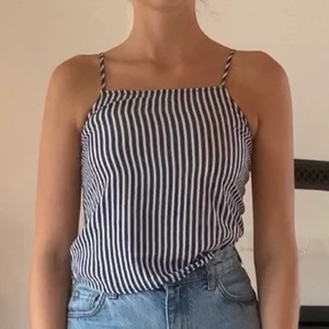 Randig topp - Gullig topp från H&M. Blå och vitrandig. Endast använd ett fåtal gånger, i mycket bra skick. Sitter lite för tight runt bröstet på mig som vanligtvis har strl S/36. Fri frakt🤩 