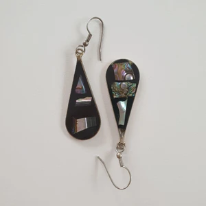 Örhängen med kristall - Örhängen som jag köpte för 60 kr på secondhand och har bara använt en gång. Örhängena har någon sorts kristall/Opal i men jag vet tyvärr inte vilken sort. Skriv gärna om du har frågor!💕