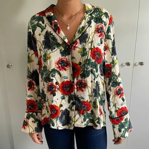 BLOMM Blazer - En jättefin blommig blazer från Zara! 